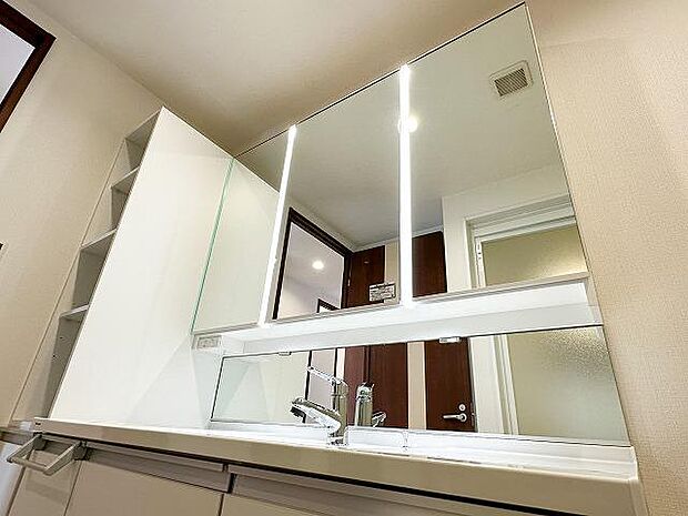 三面鏡の裏や鏡横には歯ブラシ、化粧品、髭剃り、小物やタオルなどをしまえる収納スペースがあるので、洗面所を広く有効的に使うことができます。