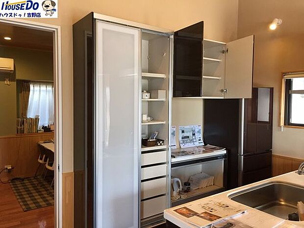 収納スペースがあるので、キッチンが広々と使えて片付けやすくなりますね！