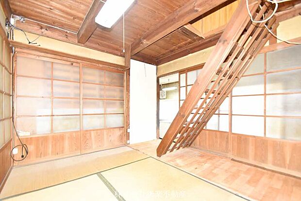 土間キッチンに続く和室に2階への階段があります。