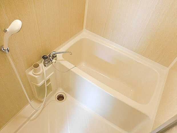 【バスルーム】白を基調とした、清潔感のあるバスルーム。ゆっくりと湯船につかって、疲れた体を癒すことができます。(2019年4月)撮影