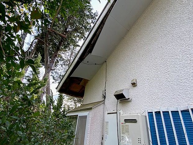 【建物状況】破風板・軒裏のリフォームが必要です。屋根外壁も塗装の時期になっています