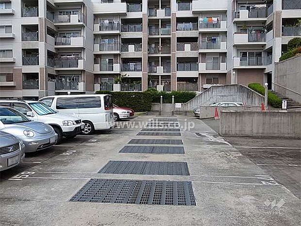 敷地内の平面駐車場です。敷地が広く取られているため、簡単に駐車していただけます。