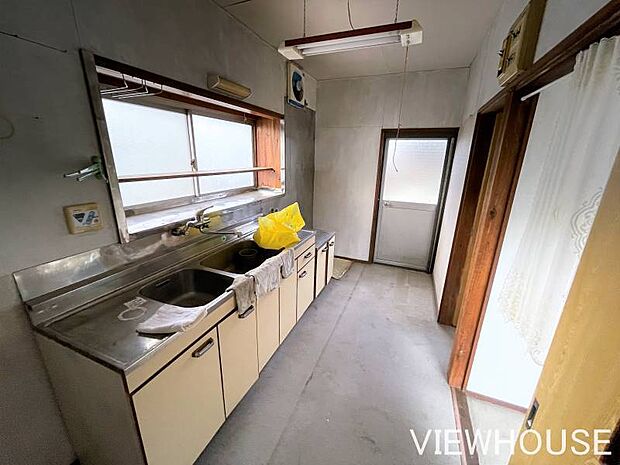 ■キッチンスペース｜大きな出窓はちょこっとフライパンなどを置けたり便利ですね♪