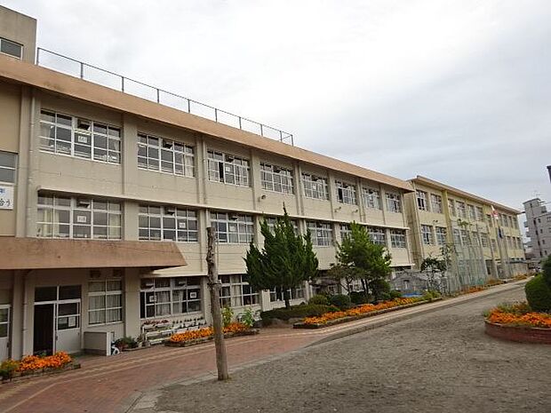 八幡小学校【鹿児島市立八幡小学校】は、下荒田3丁目に位置する1876年創立の小学校です。令和3年度の生徒数は632人で、26クラスあります。校訓は「考える　がんばる　助け合う」です。 140m