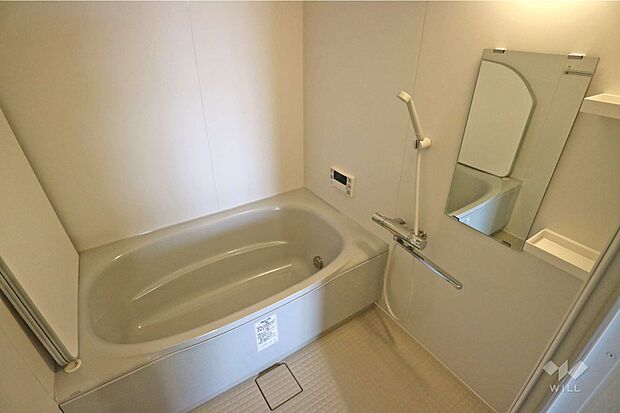 浴室は交換されていて、鏡やシャンプーラックも付いているので整理整頓がしやすいですね！