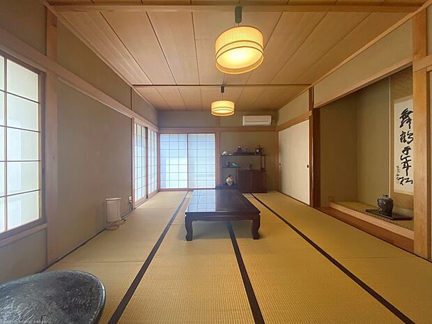 2階には約8.0畳の和室が2部屋ございます。採光面が多く明るく落ち着きのある空間です。