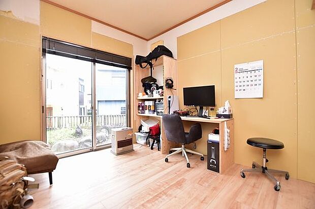 ”錦江台小学校近くの太陽光パネル付きの築浅の売家”の1階洋室