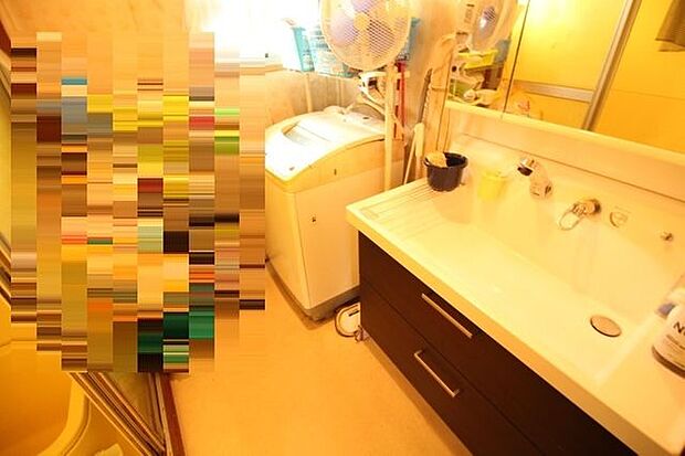 ＊洗面室＊洗面台は2017年に交換しております。三面鏡になっており、鏡面裏が収納になっております。洗面ボウル下にも収納があるため、色々なものをしまっておけます。