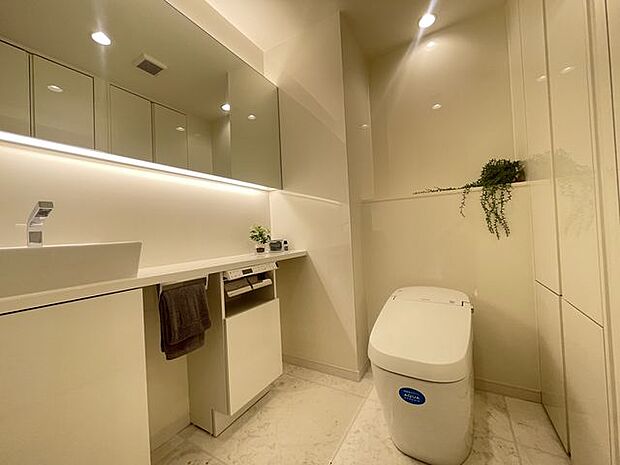 ホテルのレストルームの様な高級感あふれるトイレ。上質で心地よいプライベート空間へ。