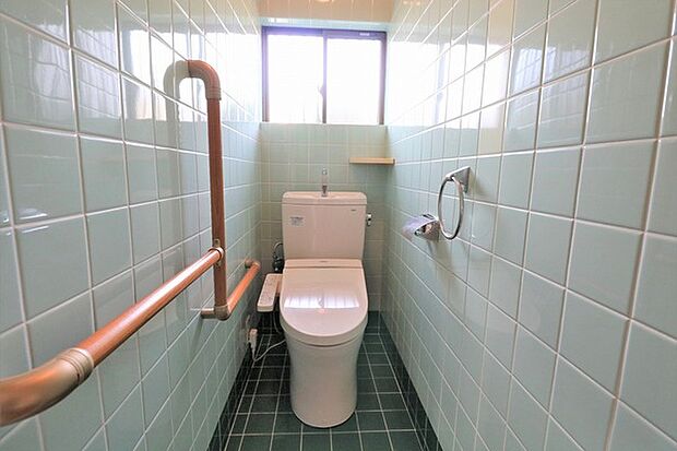 【トイレ】1階ウォシュレット付きの広々トイレです♪
