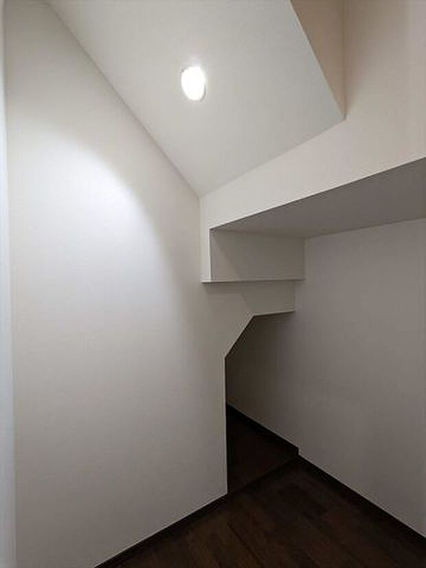 1階：階段下は納戸になっており、掃除道具や季節物の収納にも便利です。
