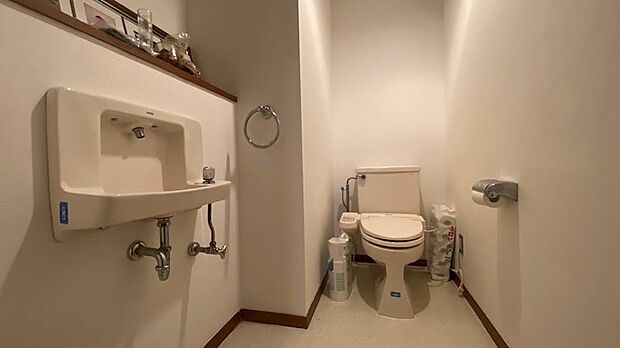 トイレは手洗い器別のデザインのゆったりサイズです。