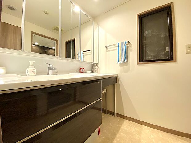 【洗面台】こちらも広々した洗面台となっております。対象不動産は随所に贅沢な空間の使い方をされています