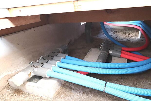 給湯・給水はサヤ配管を新規に設置しました。メンテナンスに即対応でき安心です！