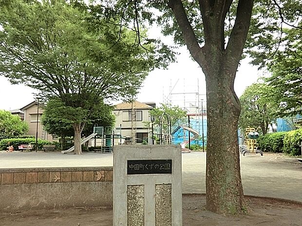 中田町葛野公園まで934m、大きな複合滑り台や、ユニークな遊具があります。隣が小学校なので、放課後は小学生が多そうです。