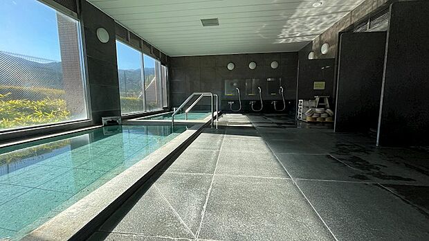 温泉大浴場は広くガラス張りで良い景色を眺めながらの入浴をお楽しみいただけます。