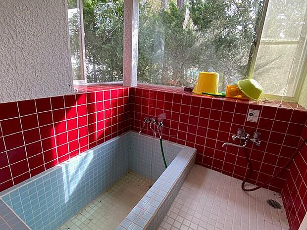 【浴室】大きなタイル貼りの浴槽で温泉を楽しめます
