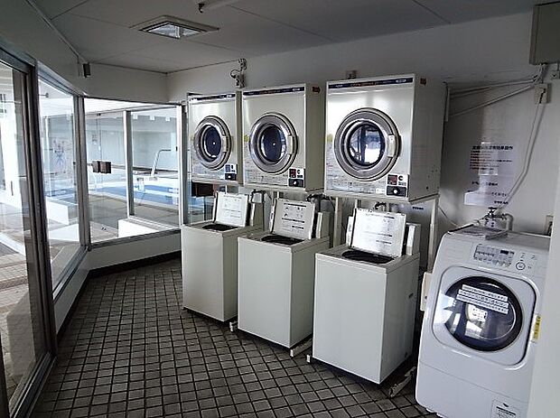 リゾート利用の人は洗濯機を買わなくてもマンション内にあるコインランドリーで洗濯できます。