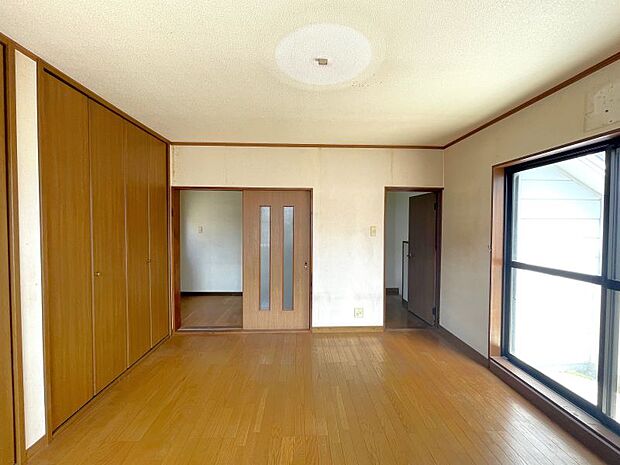 （洋室Ａ）優しい光と風通しの良いお部屋は、爽快感のある居心地の良い空間となります。