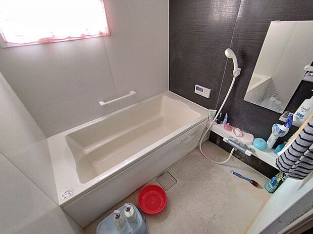 ブラウンのパネルでおしゃれにコーディネートしたバスルーム♪鏡やカウンターを設け、使い勝手が良いお風呂です！