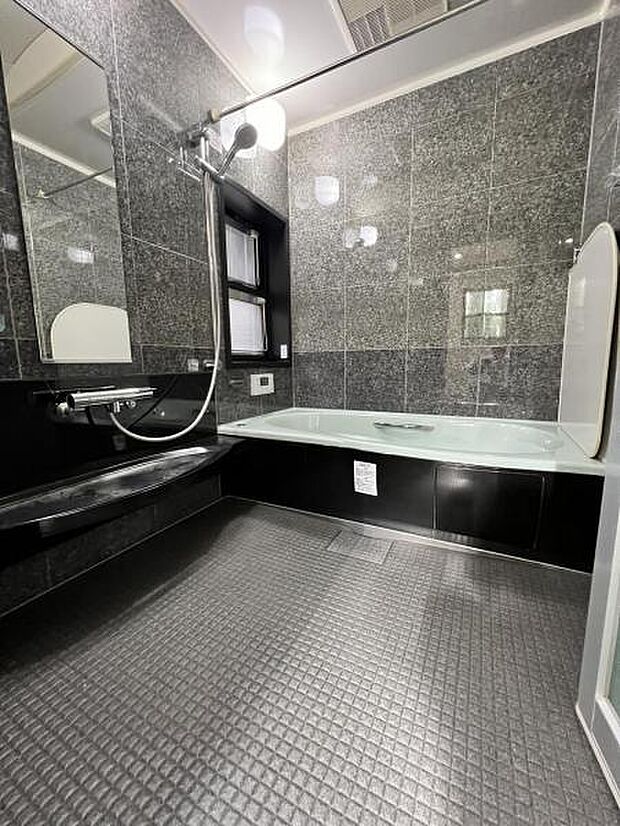 【浴室】 黒を基調とした高級感のある浴室です。落ち着きのあるデザインで、1日の疲れをリセットできます。雨の日のお洗濯や冬場の入浴にも便利な浴室暖房乾燥機付きです。