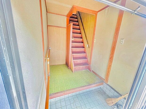 玄関を入ると、２階に上がる階段有。下駄箱なども置けるスペースもあります。