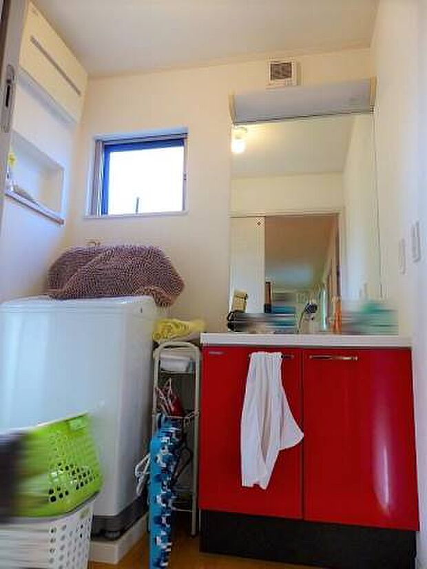 「洗面所」■収納スペース付きの洗面台で生活用品などすっきり片づきます♪
