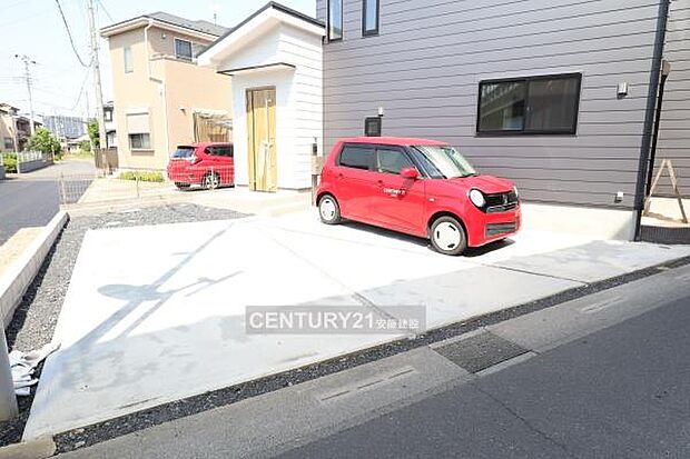 【　駐車場　/　parking　】並列2台可能な駐車スペースご夫婦それぞれのお車をお家の前に停めることができます。