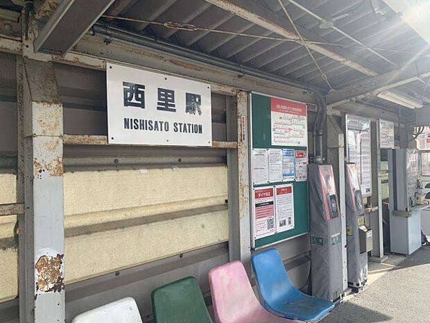 西里駅まで約1600ｍ 　駅前には産交バス「西里駅前」停があり、桜町BT方面と万楽寺方面を結ぶ路線などが利用できます。
