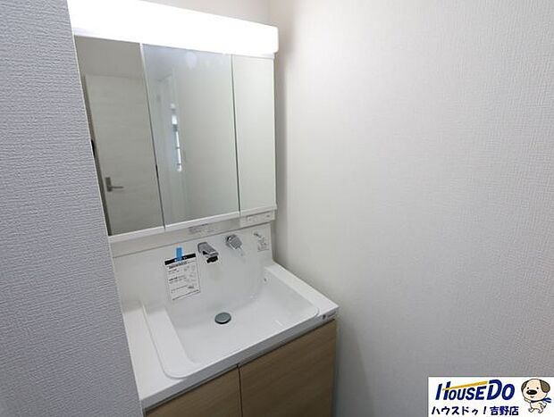シャワー付き水栓が設けられ、朝の洗髪や洗面ボウルの掃除に役立ちます♪3面鏡裏には収納スペース有◎身だしなみのを整える際に後ろ姿も確認できます♪