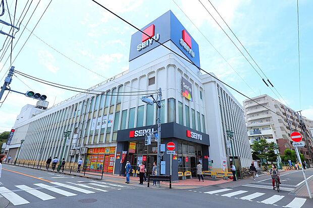 徒歩1分の立地に『西友豊田店』があります。