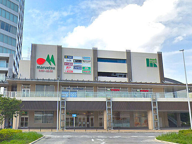 マルエツ長津田駅前店まで611m、長津田駅北口のバスロータリー前にあるスーパー。夜1時まで営業しています。