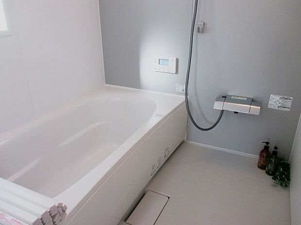 落ち着いたアクセントカラーの浴室。真っ白よりも落ち着き感があり、汚れが目立ちにくいのでお掃除のプレッシャーも軽減されます。