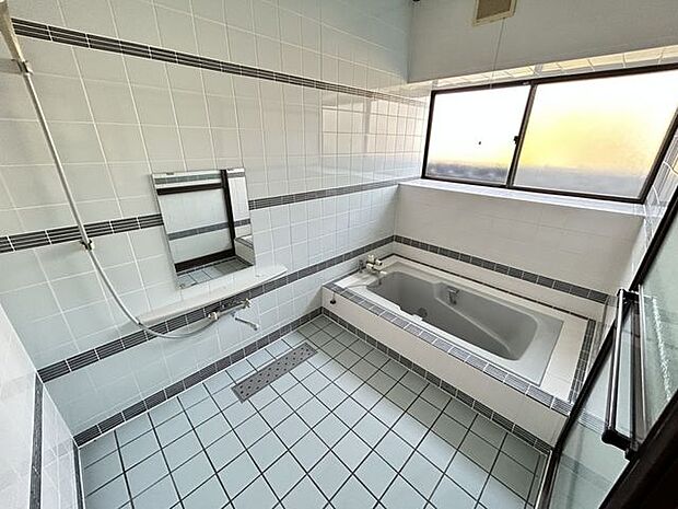 浴室には窓があるので、明るく、換気もばっちり！足を伸ばしてゆったりとお湯に浸かって下さい。