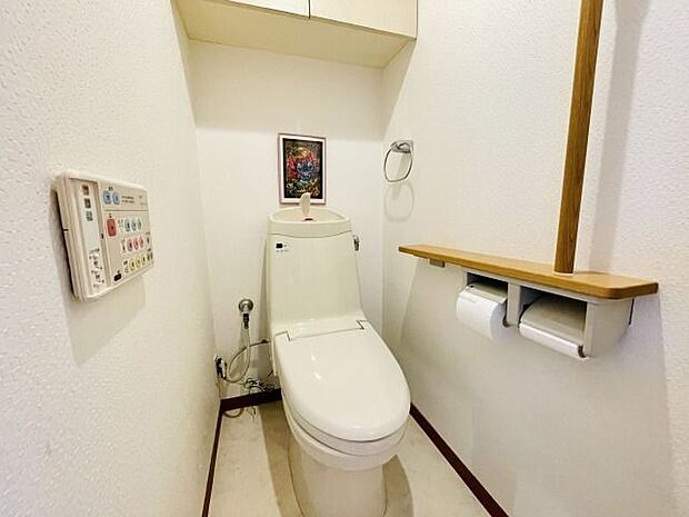 トイレは洗浄機能付き☆上部に棚もあり、消耗品を隠して収納できます！