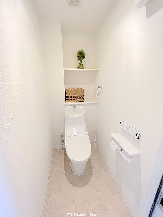 すっきりと洗練された空間のトイレ。温水洗浄便座で快適