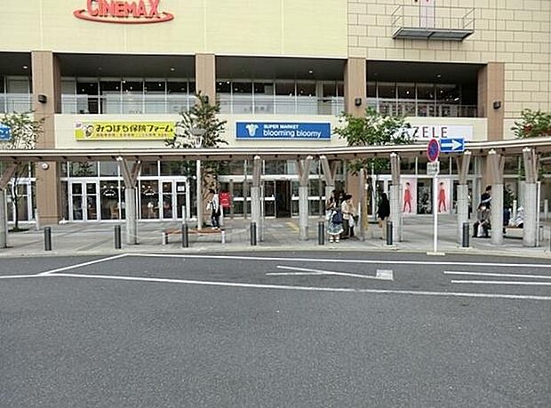 いなげやブルーミングブルーミー鴻巣駅前店まで1264m