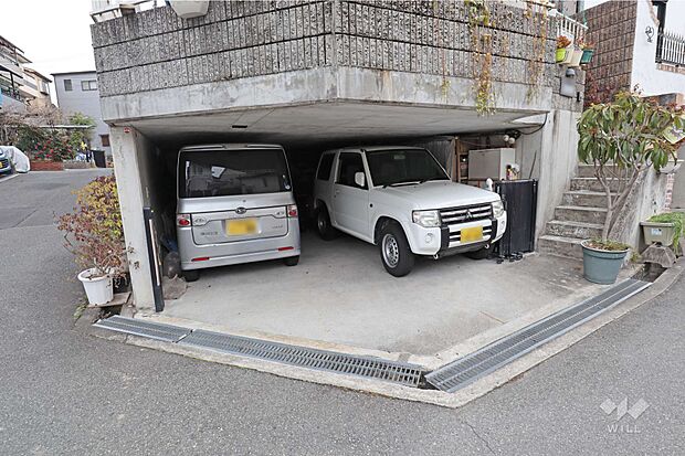 屋根付き駐車場。高さ制限はございますが、2台駐車可能です。