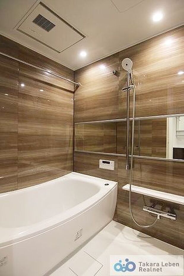 落ち着きのあるブラウンのアクセントパネルを使用しシンプルかつ、清潔さを感じさせるバスルーム。浴室乾燥機機能も付いている為、雨風がある際の室内干し等にご利用いただけます。