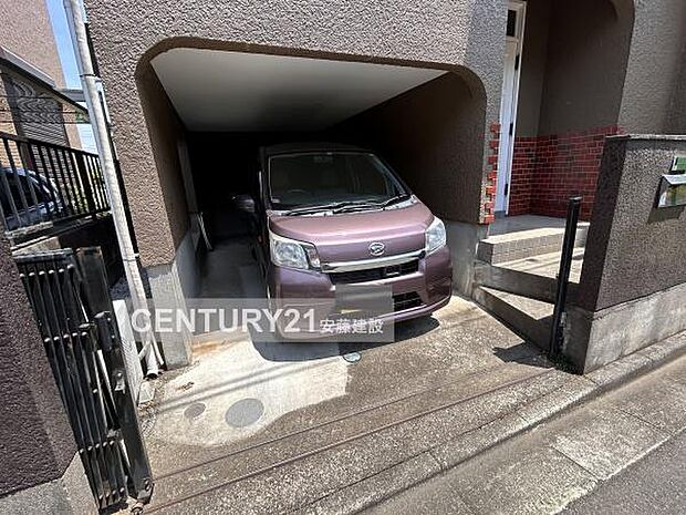 【　駐車場　/　parking　】駐車1台可能なスペース愛車を雨風から守ってくれるビルトインガレージ