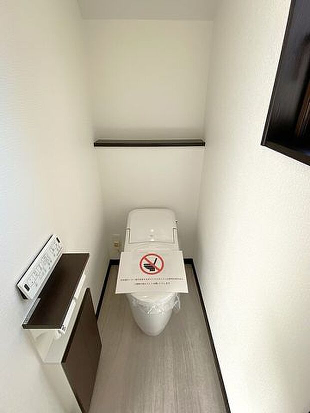 1階トイレです☆収納ボックスや、棚があるのでトイレットペーパーのストックや掃除用具の収納が可能です！