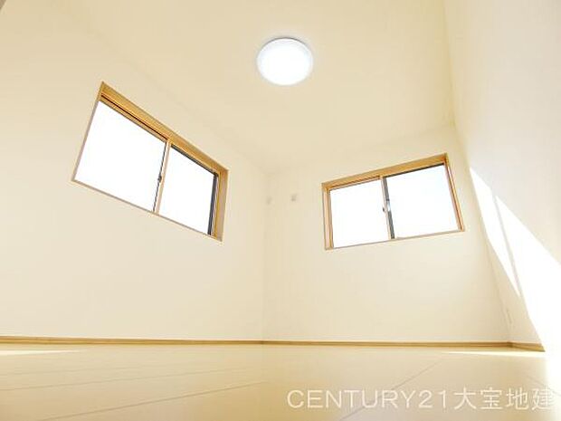 ■2階　6．5帖の洋室■二面採光で明るいです