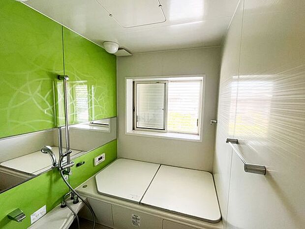 【Bathroom~浴室~】緑色のアクセントパネルが心地よいバスルーム♪換気窓♪