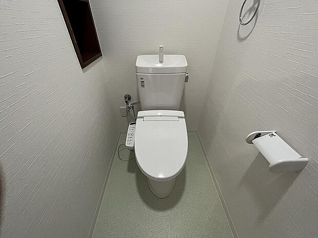 トイレ入替.トイレも気になるポイント　温水洗浄便座です