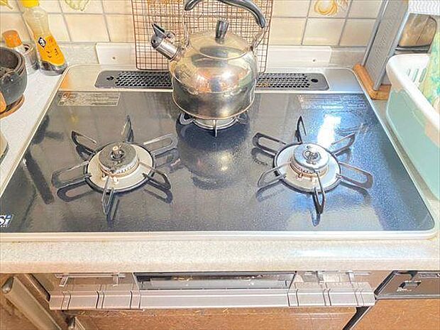 【キッチン】3コ口なので同時に3つのお料理を作ることができます♪