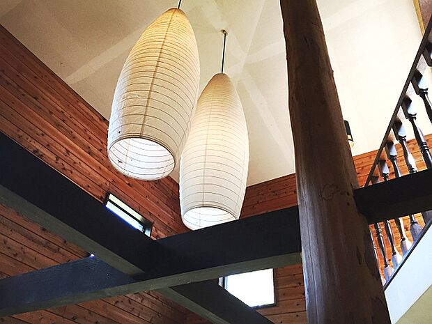 LDKから吹き抜けの天井は、デザイン性も高く開放感がございます。
