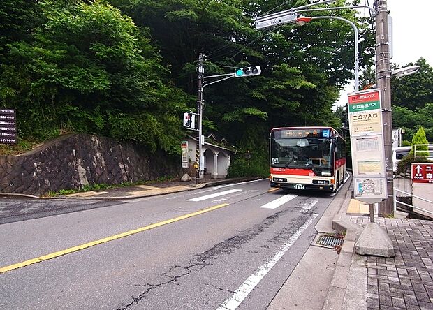 バス停「二の平入口」下車徒歩約80mです。