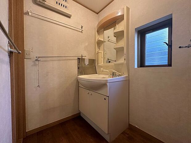 【洗面所】シャワー付水栓で洗面台でのシャンプーや毎日の掃除に大変便利ですね♪洗面所にはもちろん窓がついているので、換気が出来て、外の新鮮な空気が取り込めて気持ちいいです♪