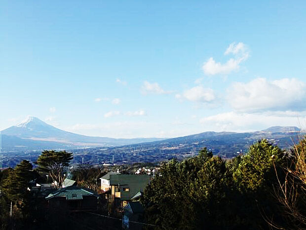 富士山と箱根連山を望みます。（2階和室10畳より）