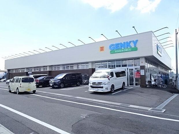 「ゲンキー七宝桂店」営業時間　9：00〜21：00。定休日1/1のみ。お店の東側に駐車場を設けています。大きな道路に面していて出入りのしやすいお店です。 350m